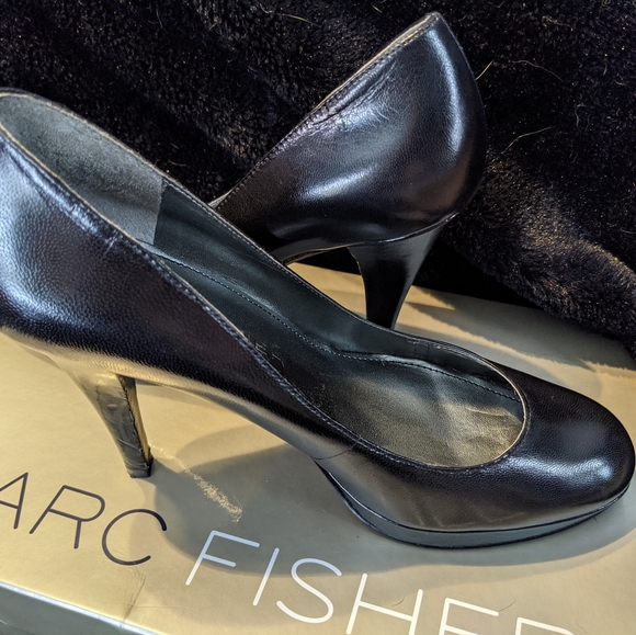 Marc fisher barely worn black heels - Picture 2 of 4